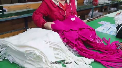 gran fábrica de procesamiento de suéteres en chino